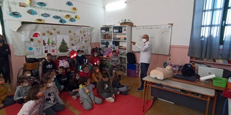 Παρουσίαση Α΄ Βοηθειών στο δημοτικό σχολείο Κορησσίας Κέας – 08/12/21
