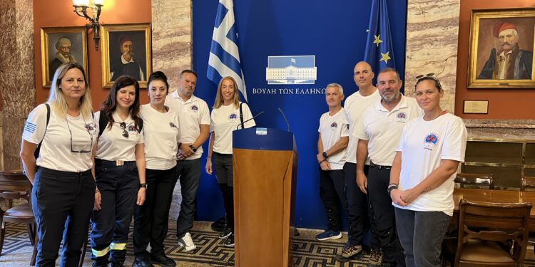 Επίσκεψη της Ελληνικής Ομάδας Διάσωσης Αττικής στο Ελληνικό Κοινοβούλιο